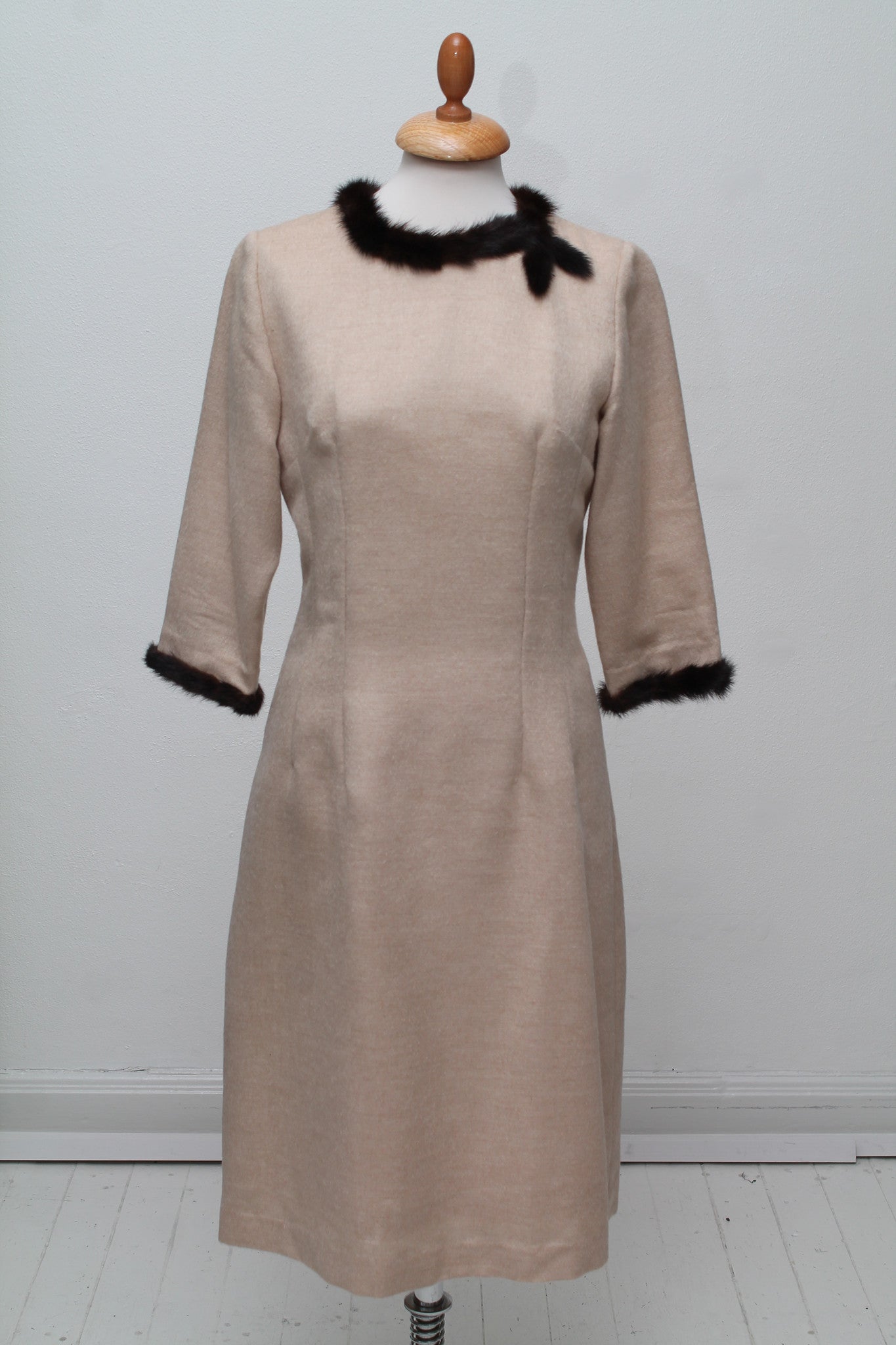 Kjole i uld med mink. 1960. M
