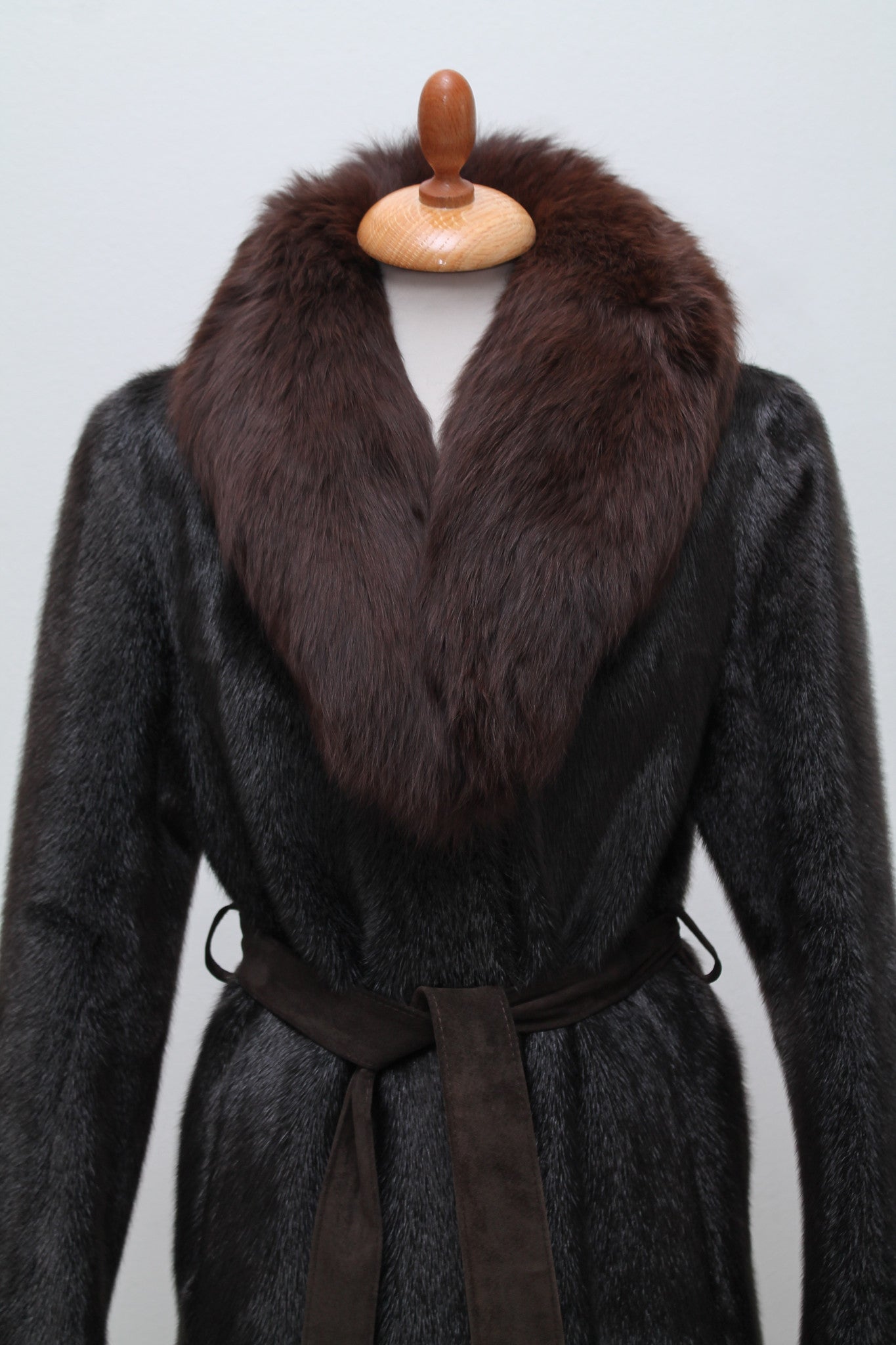 Mørke brun pelsfrakke med flot krave og bælte 1960. S-M