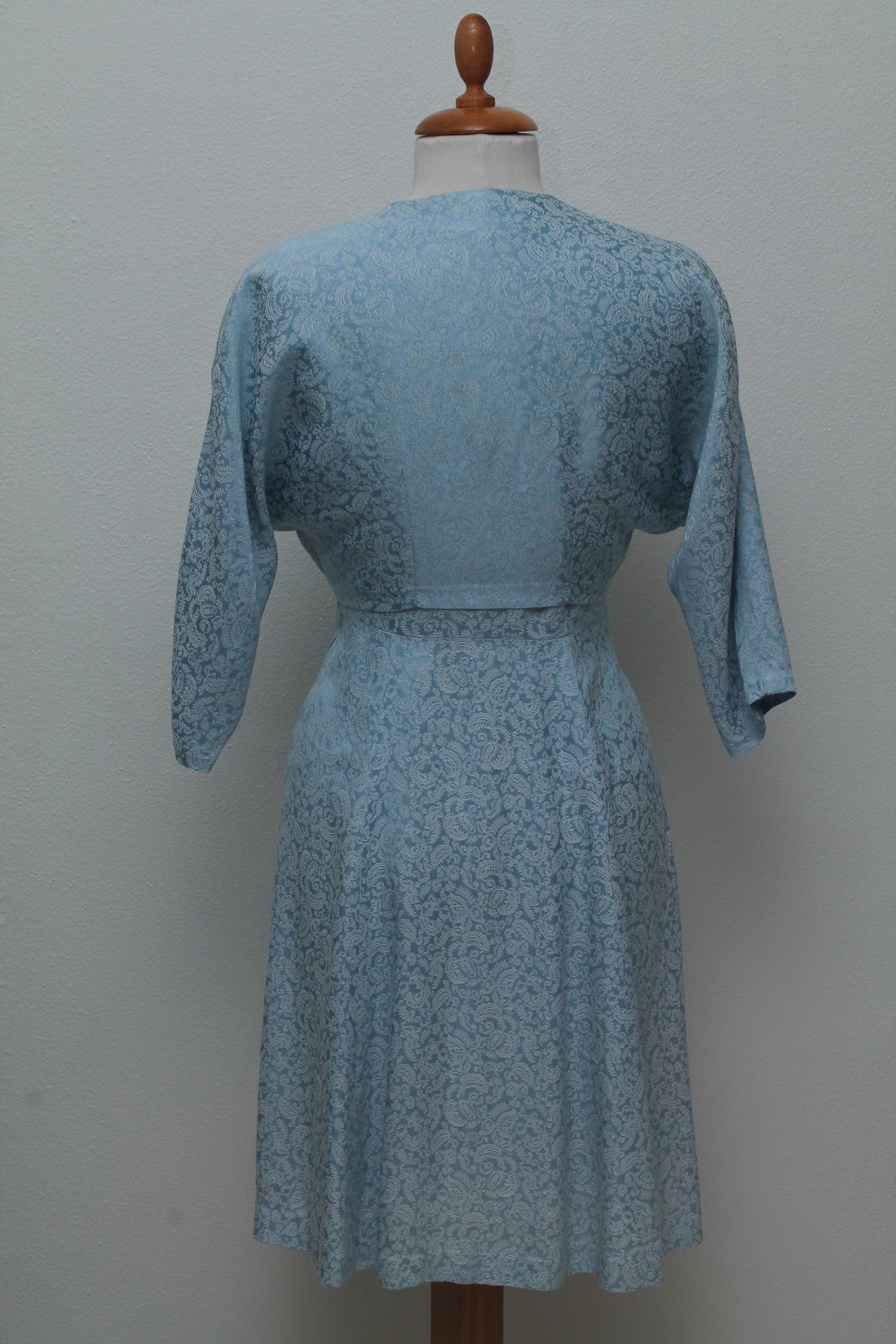 Lyseblå kjole med bolero i silkebrokade 1950