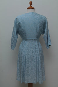 Lyseblå kjole med bolero i silkebrokade 1950