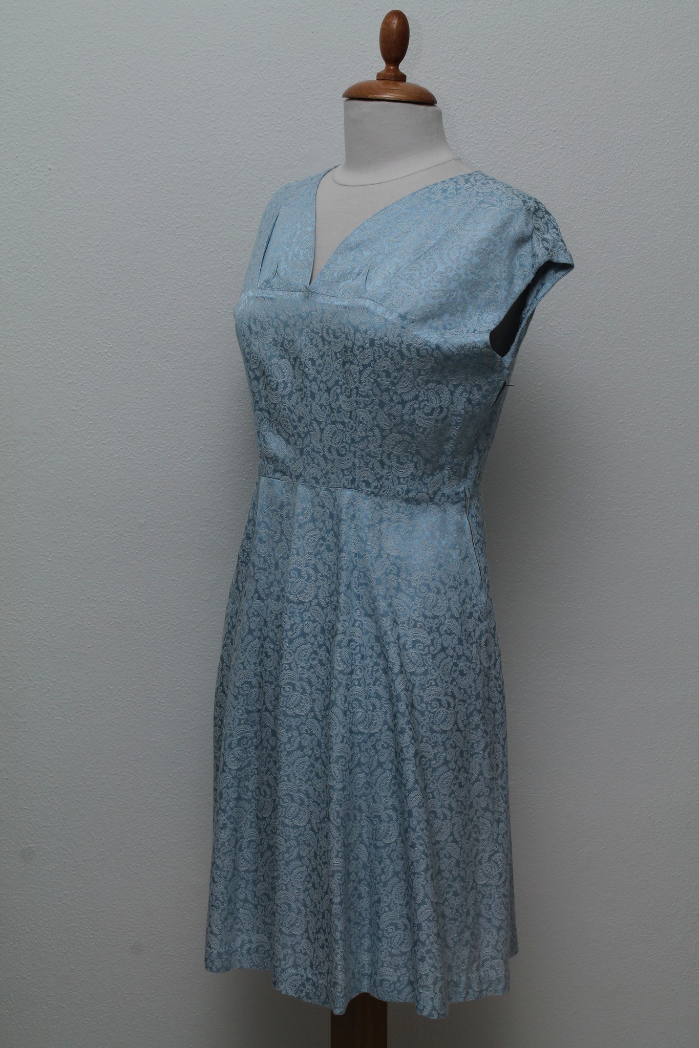 Lyseblå kjole med bolero i silkebrokade 1950