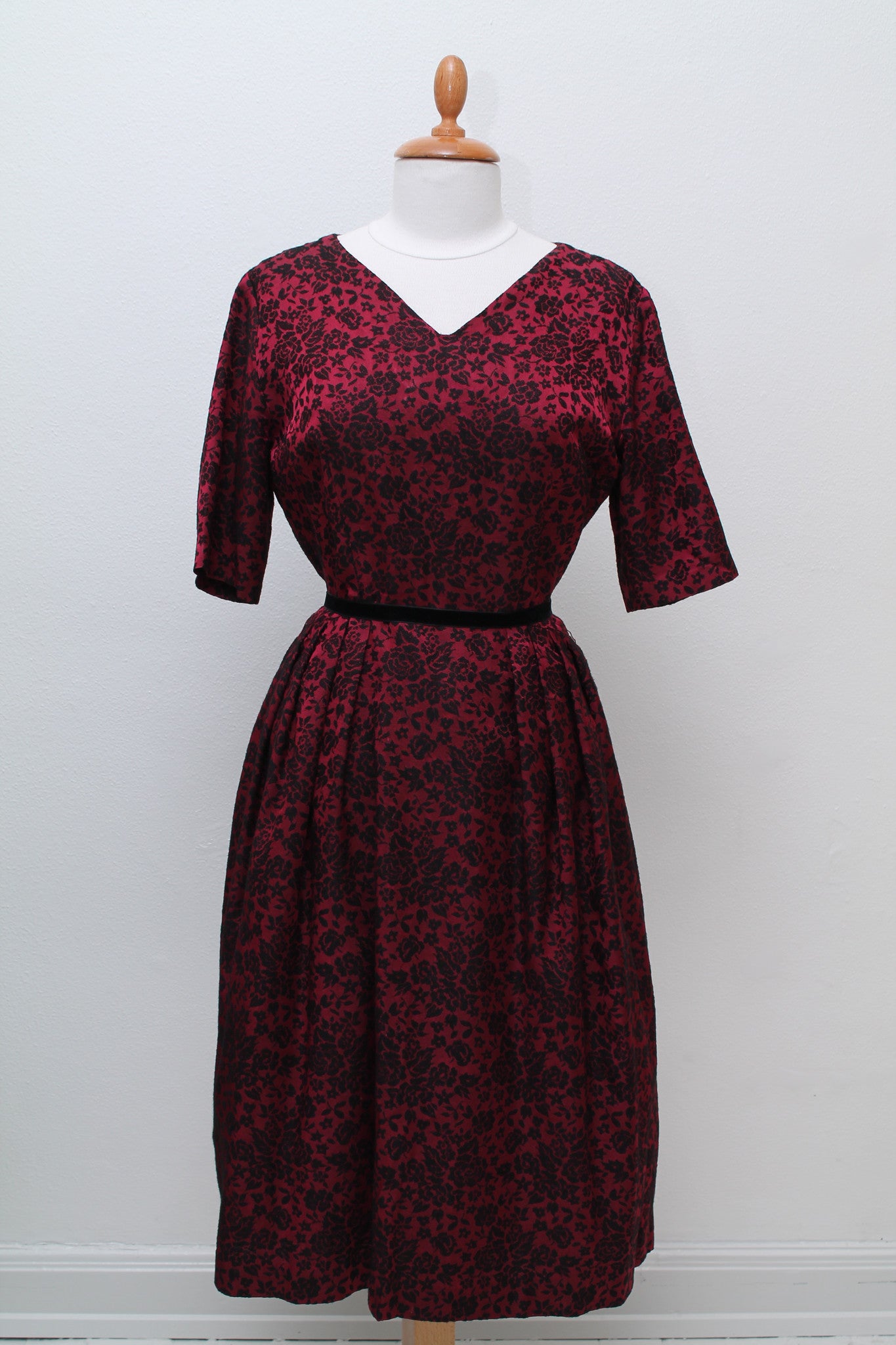 Rød og sortblomstret kjole 1950, L