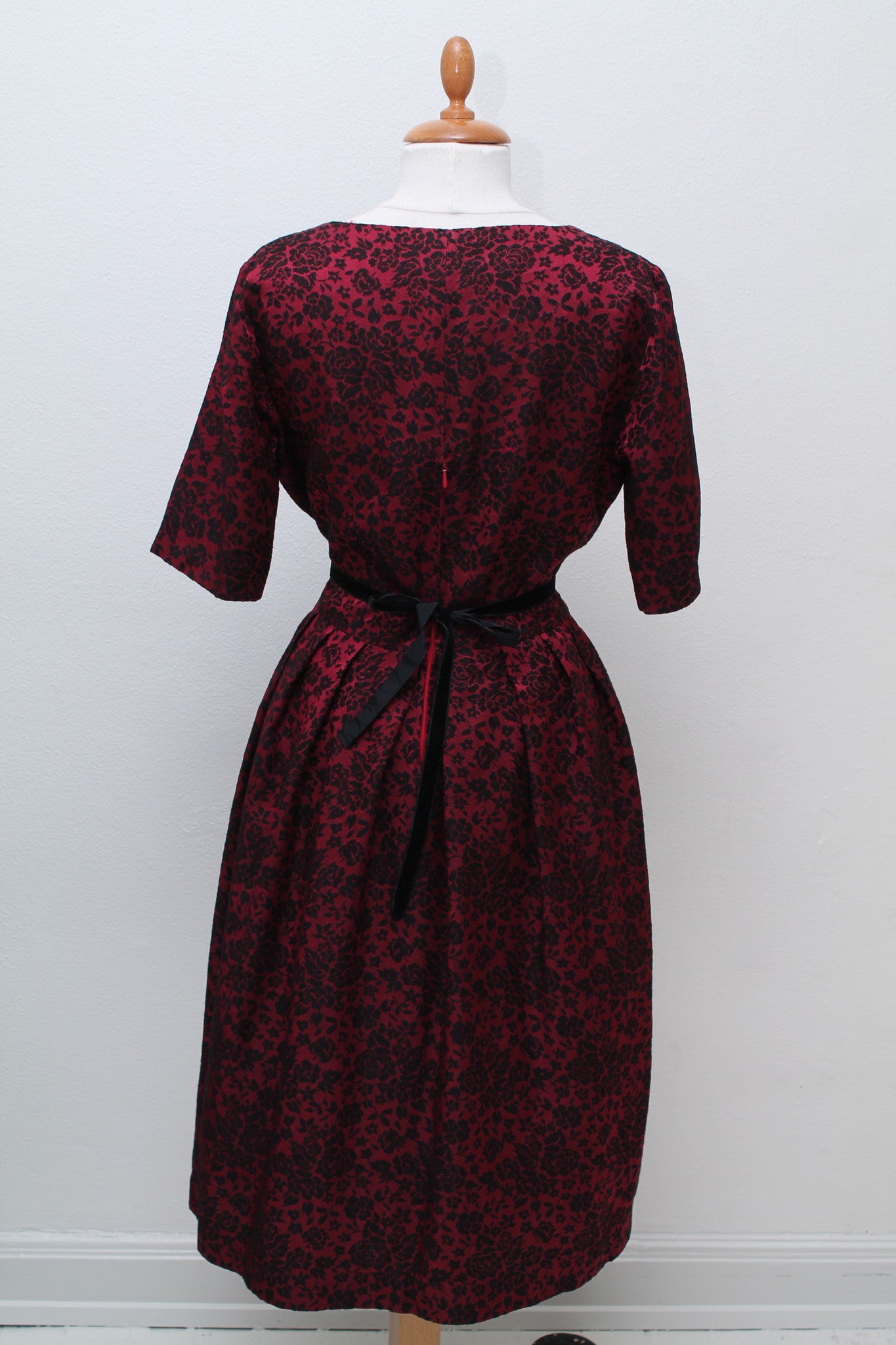 Rød og sortblomstret kjole 1950, L