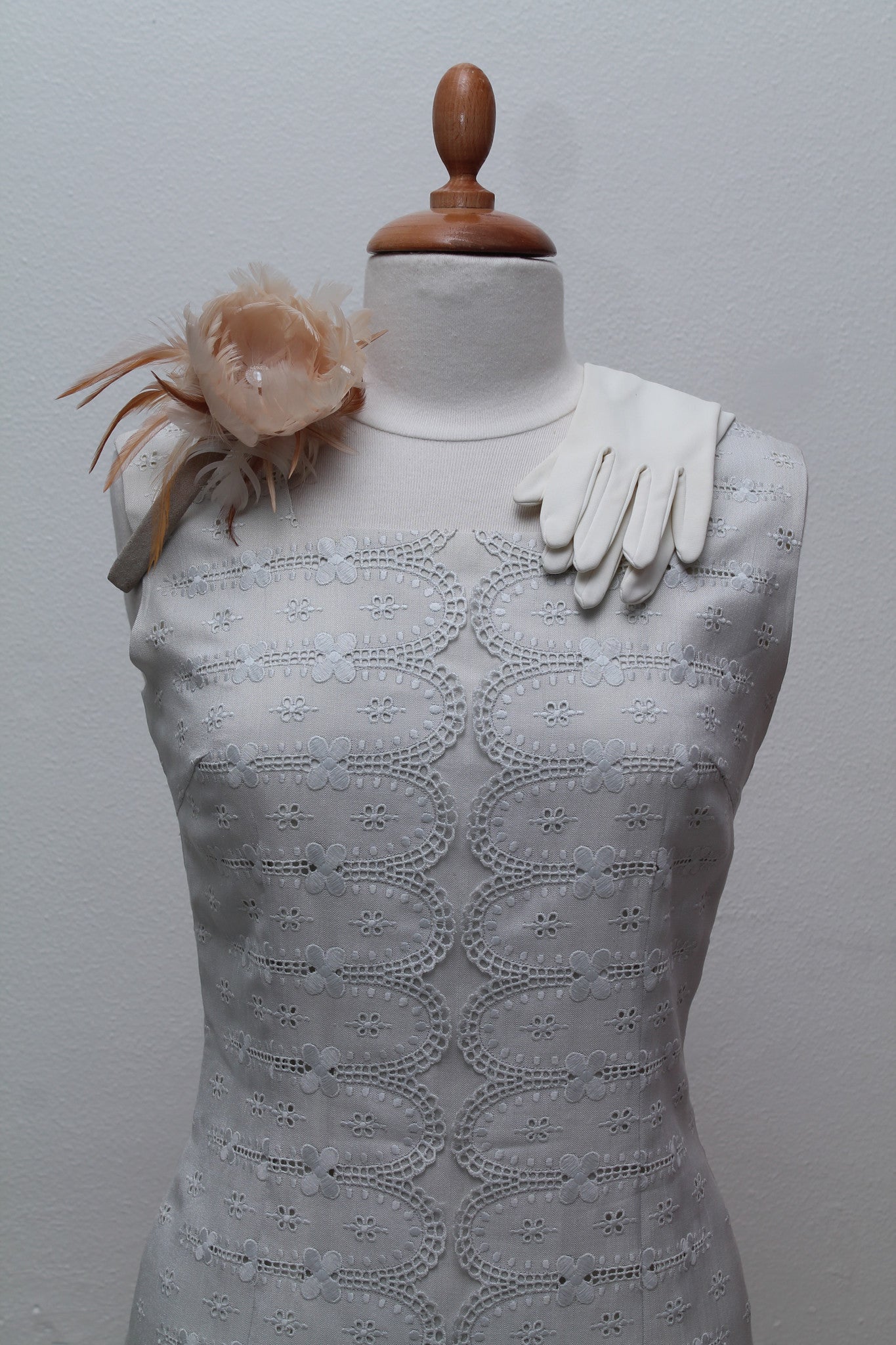Råhvid cocktailkjole med broderie-anglaise 1960. M