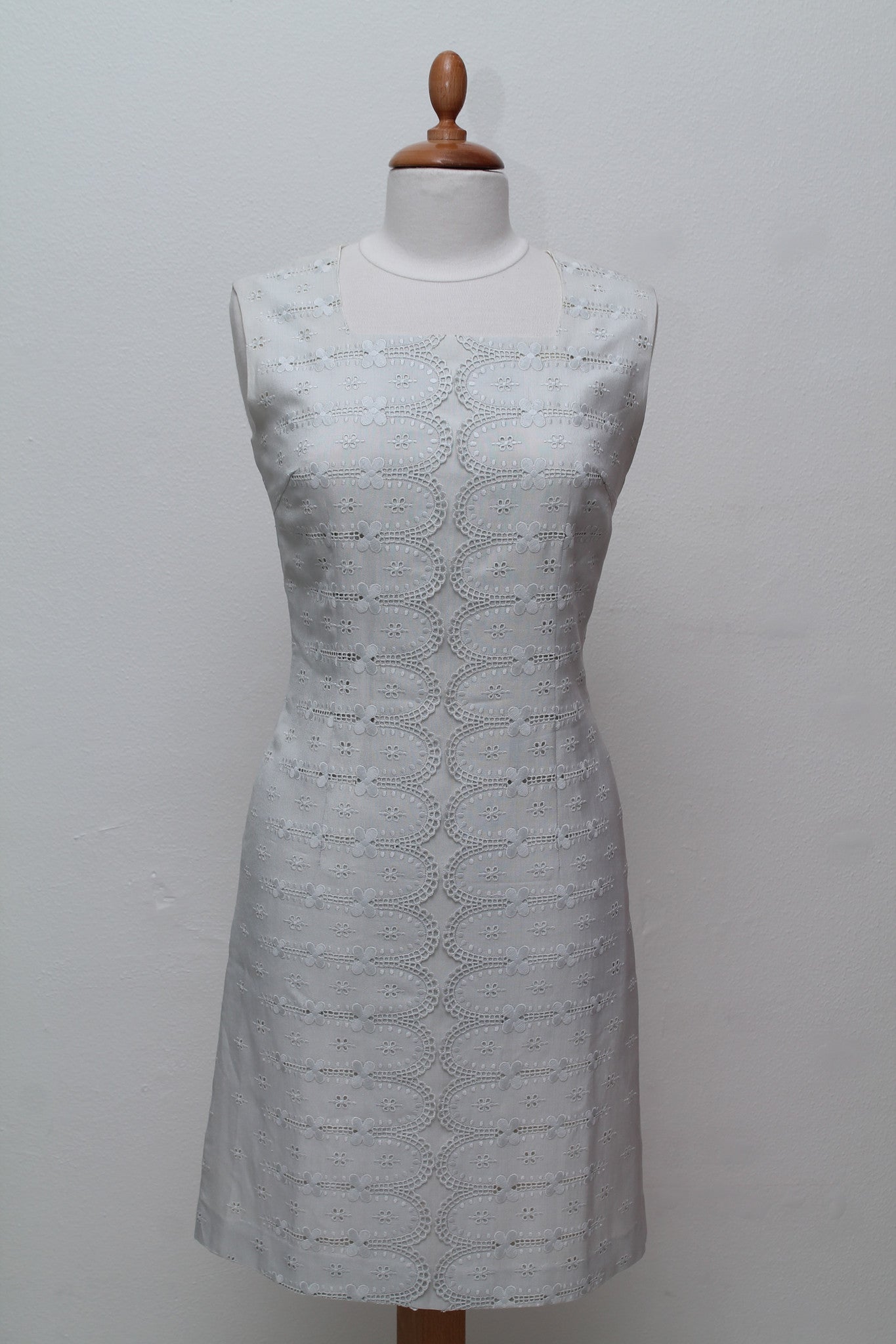 Råhvid cocktailkjole med broderie-anglaise 1960. M