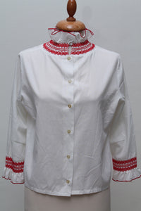 Hvid skjortebluse. S - M