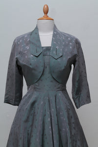 Grå satin selskabskjole med bolero 1950. M