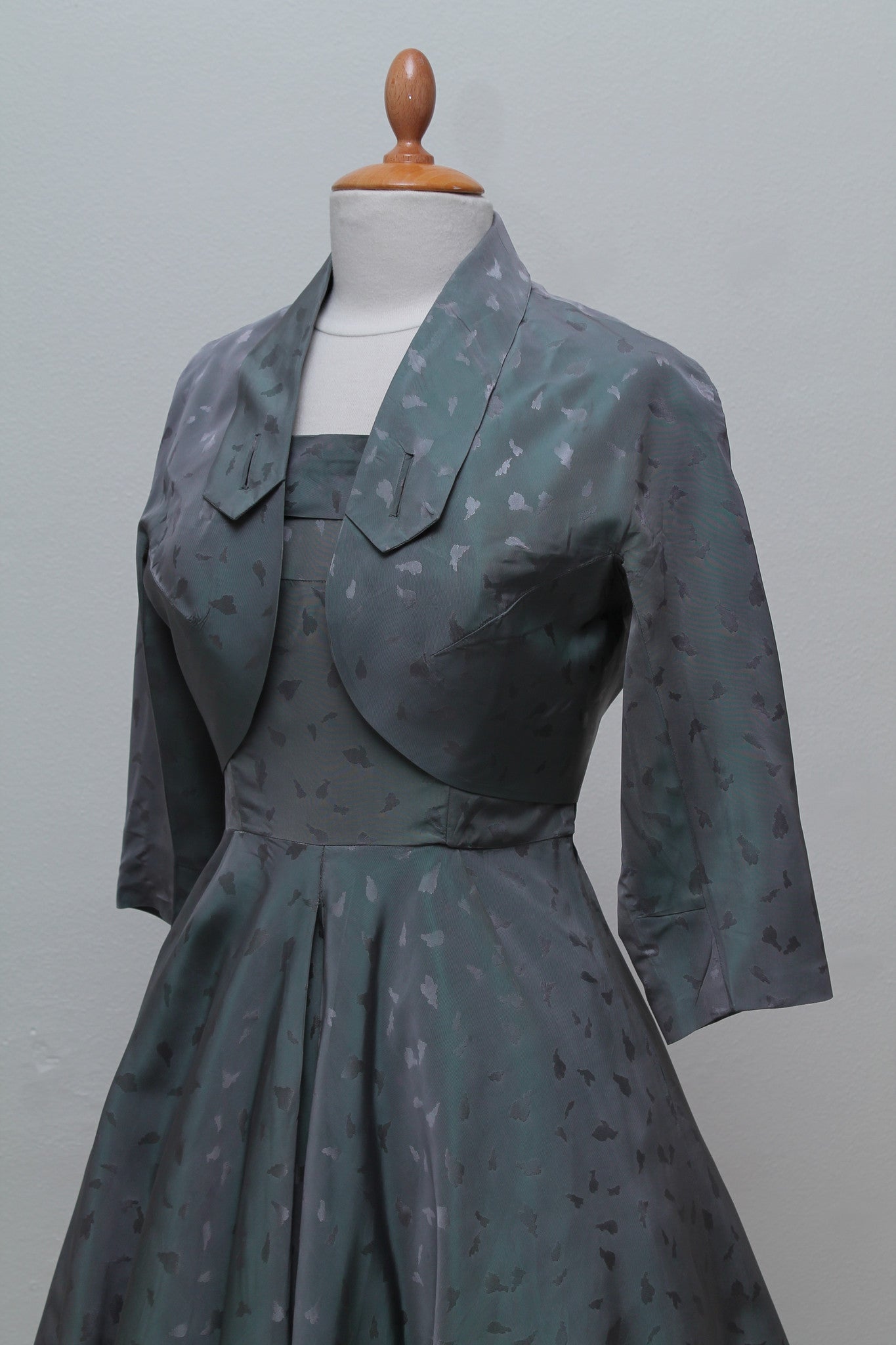 Grå satin selskabskjole med bolero 1950. M