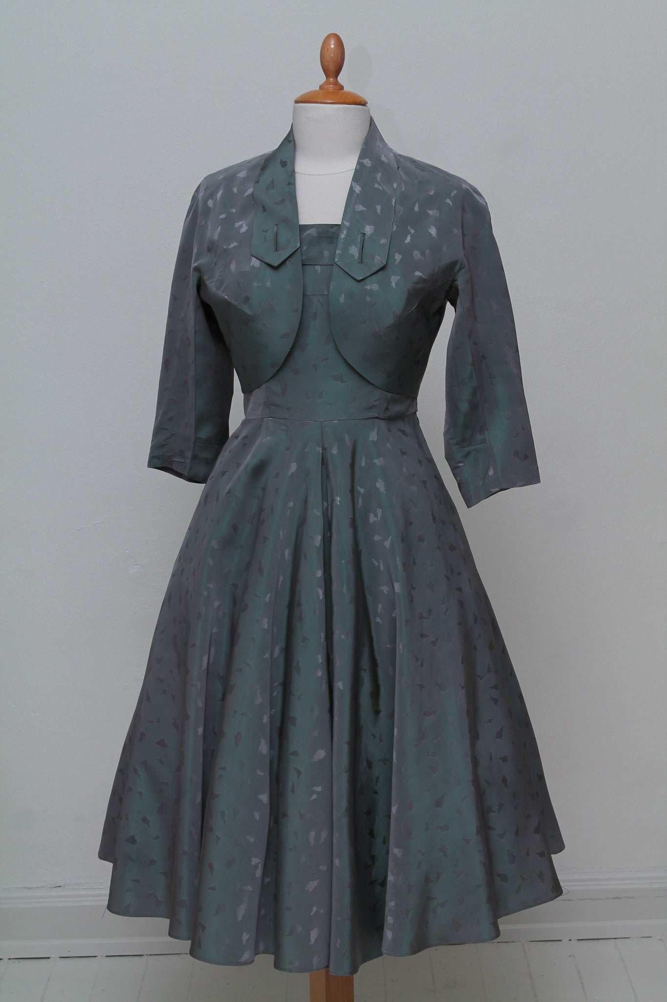 Grå satin selskabskjole med bolero 1950. M