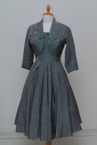 Grå satin selskabskjole med bolero 1950. M