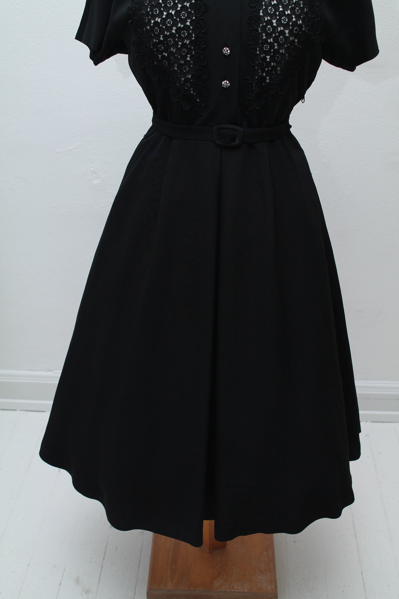Sort selskabskjole med blonde 1950. M-L