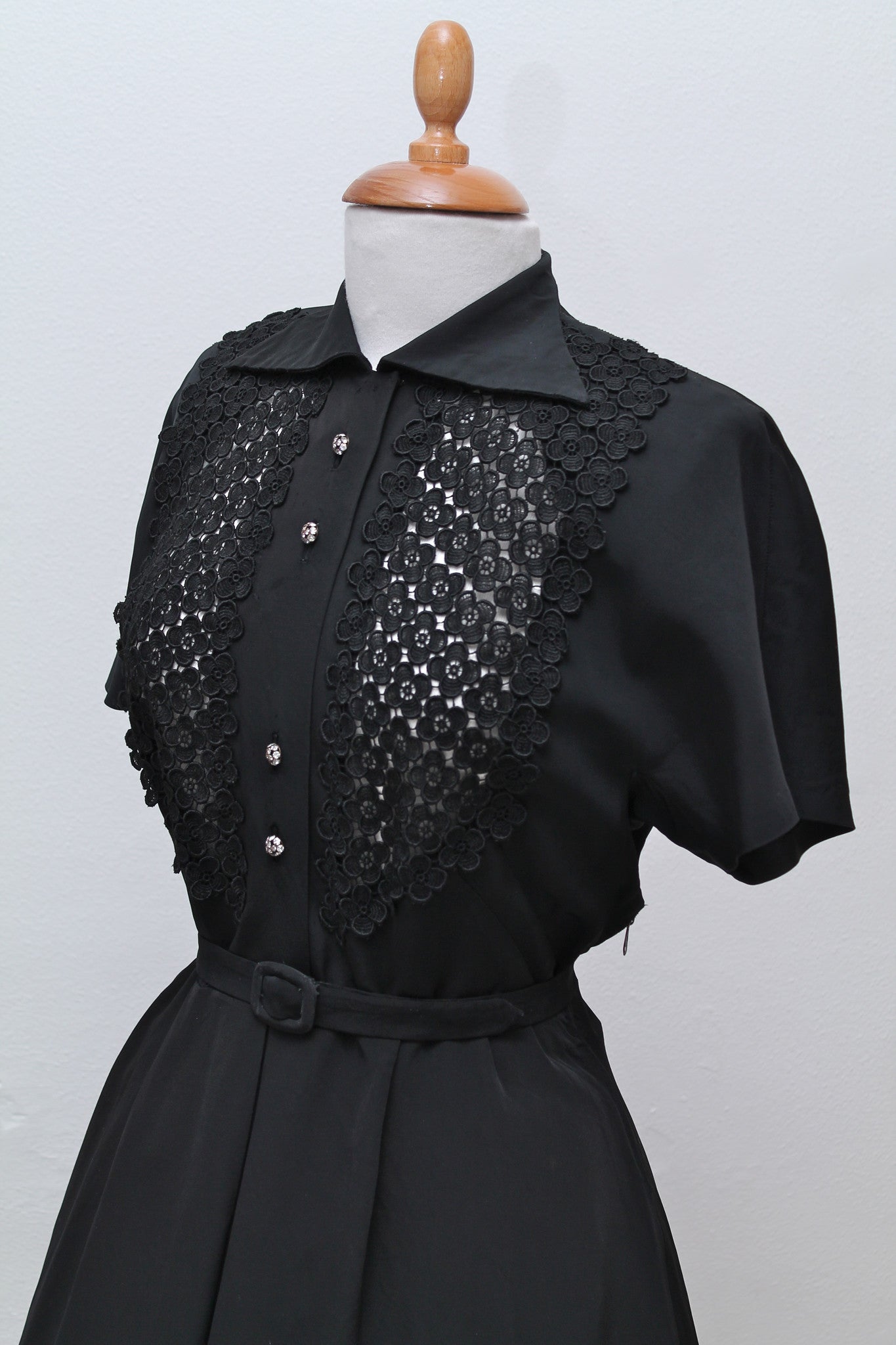 Sort selskabskjole med blonde 1950. M-L